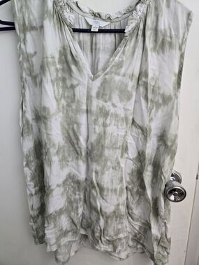 Time and Tru Green and White Tie-Dye V-Neck Sleeveless Top